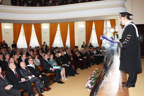 „Cei 150 de ani ai Universităţii ieşene se împletesc cu însăşi formarea statului modern român“ 101240