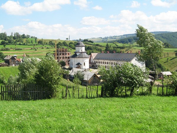 Călugări lângă stâlpi de pod 101257