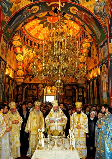 Veşmânt nou luminos pentru Biserica „Palama“ 101310