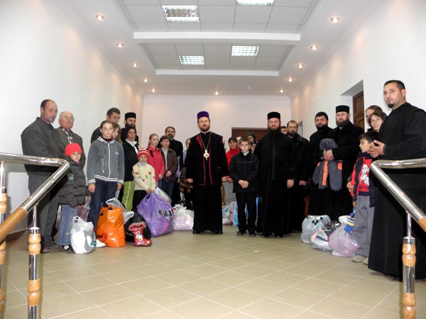 „Braţele părinteşti“ în Episcopia Huşilor 101380