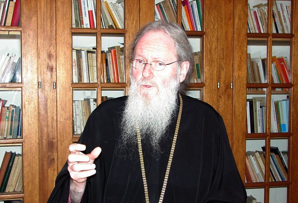 Părintele Symeon: „Hristos ne face accesibil exerciţiul iubirii după modelul Sfintei Treimi“ 101459