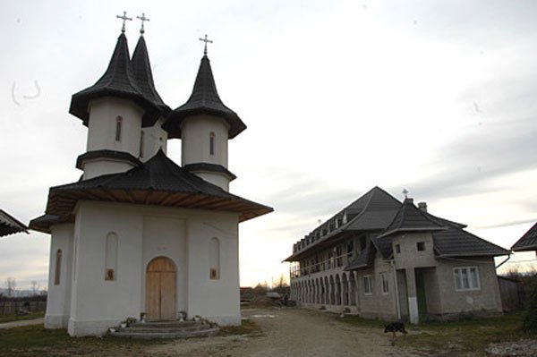 Hramul Mănăstirii Pietroasa Mare 101519