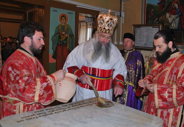 Biserica „Sfinţii Voievozi“ a fost resfinţită 101564