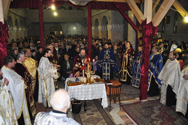 Credincioşii au venit să-i mulţumească Taumaturgului de la Eghina 101534