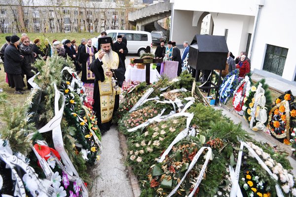 Parastas la mormântul preotului Dragoş Munteanu 101535