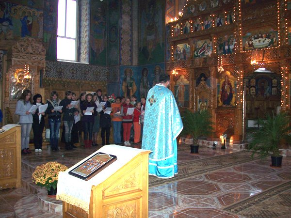 Sfinţii Voievozi, prăznuiţi la Biserica din Săvârşin 101547