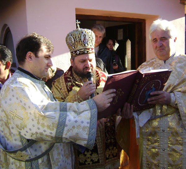 O nouă târnosire de biserică în Ţara Haţegului 101693