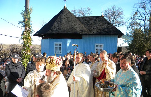 Cea mai veche biserică din Protopopiatul Moineşti a primit veşmântul resfinţirii 101711