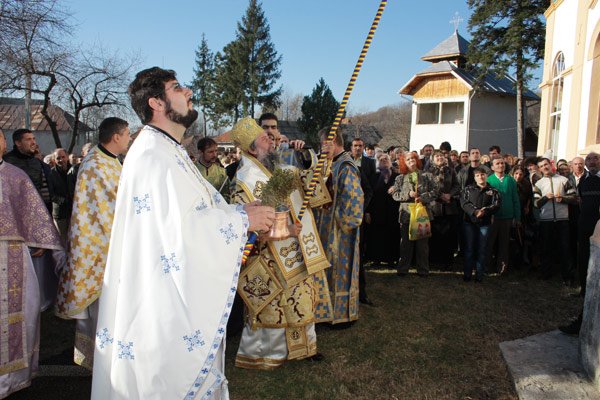 Resfinţirea bisericii din Runcu 101717