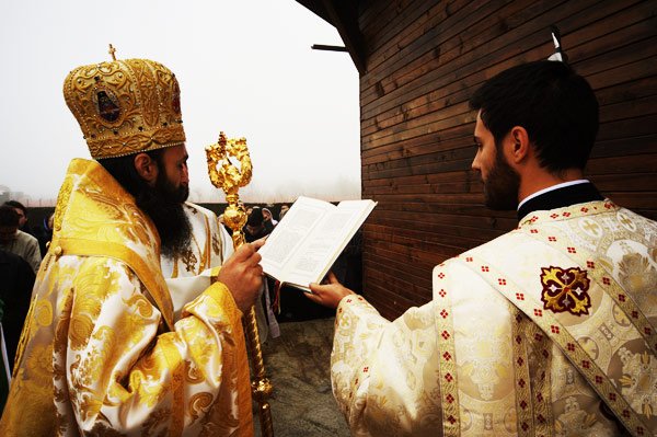 Sfinţire de biserică la Dumbrăviţa 101834