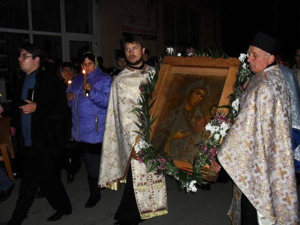 Procesiune şi hram la Parohia vâlceană Brezoi 101934