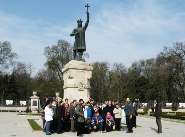 „Mergem cu Evanghelia în faţă şi cu neamul în spate“ 101946