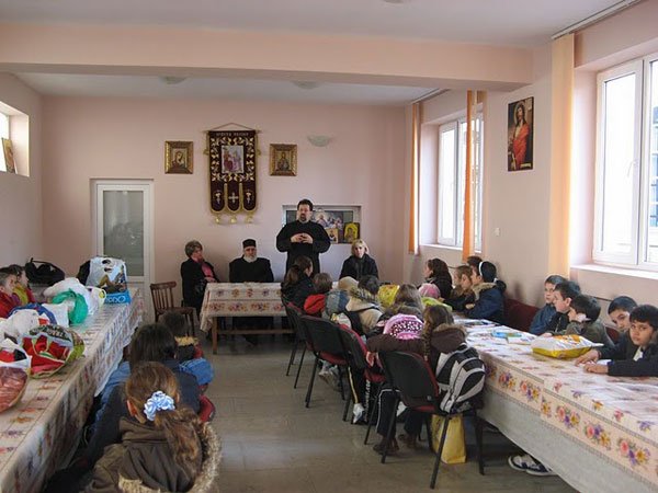 „Daruri de lumină“ în parohia „Sfânta Treime“ din Iaşi 102061