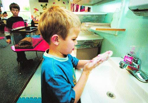 „Igienă acasă şi la şcoală“, un program extins în şcoli din 15 judeţe 102119