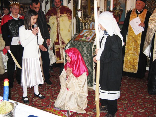 Program artistic oferit de copiii din Parohia Păuliş 102173