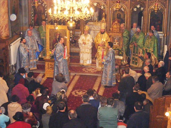 Catedrala din Râmnicu Vâlcea şi-a prăznuit hramul de Sfântul Nicolae 102203