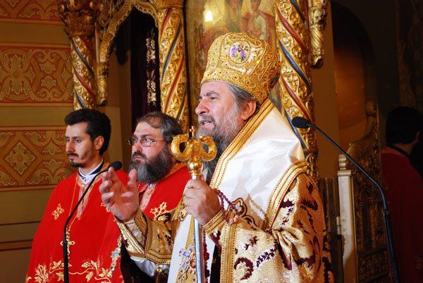 Doi preoţi, ridicaţi la rang de sachelari 102205