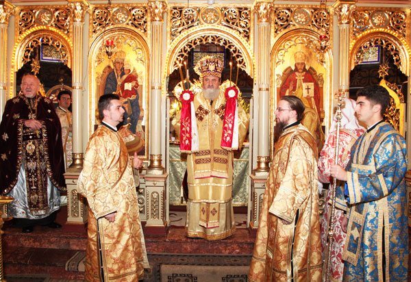 Liturghie arhierească la biserica din Piaţa Sfatului 102196