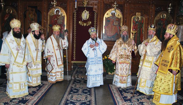 Şapte arhierei la hramul Catedralei episcopale din Deva 102208