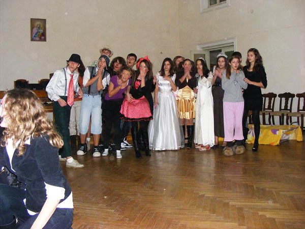 Piesă de teatru pentru copiii din Asociaţia „Special Additions“ 102251