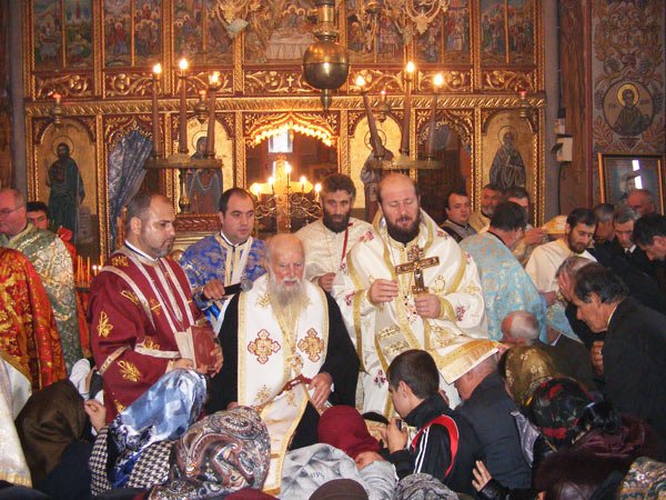 Slujbă arhierească în Parohia vâlceană Vaideeni II 102237