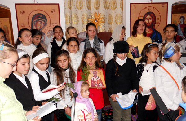 Copiii l-au întâmpinat împreună pe Moş Nicolae 102260