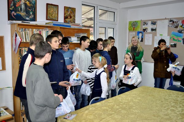 „Elfii lui Moş Crăciun“ au ajuns la copiii de la „Familia nostra“ 102280