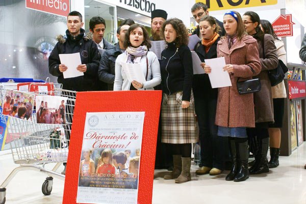 ASCOR Ploieşti a strâns daruri pentru copiii de la Valea Plopului 102323