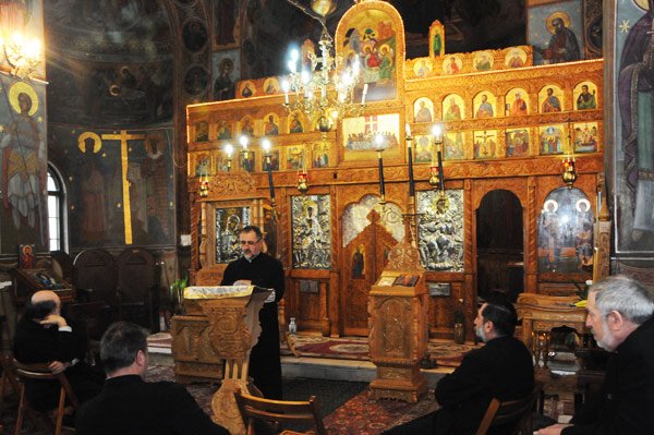 Dezbateri despre calendar şi pascalie la Parohia Balta Albă 102343