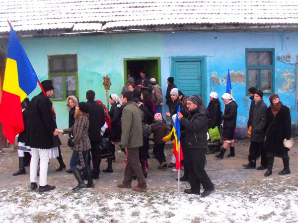 Tinerii din ASCOR, alături de cei singuri şi în suferinţă 102381