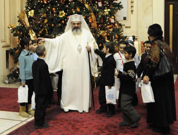 Elevii au colindat la Patriarhie 102427