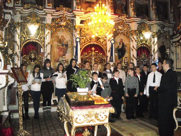 Stindardul credinţei, ridicat de tinerii din Oraviţa 102513