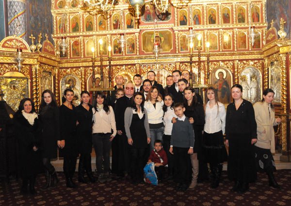 Colinde şi icoane la Biserica Popa Nan 102528