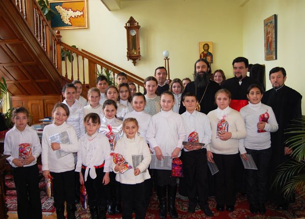 Preasfinţitul Părinte Paisie, colindat de copii 102541