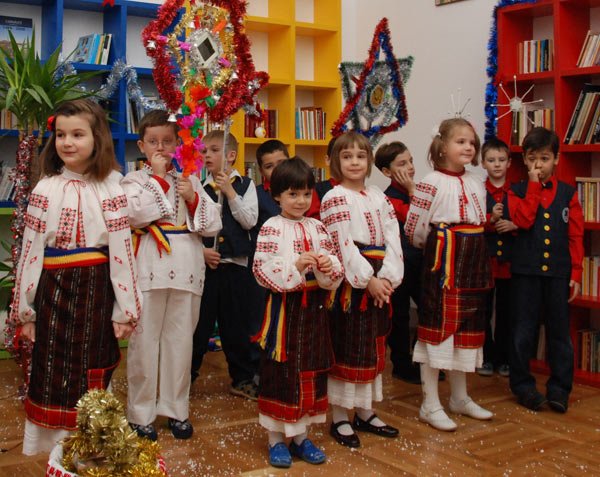 Reportaj: Serbarea bucuriei şi a darurilor la Şcoala „Varlaam Mitropolitul“ 102544