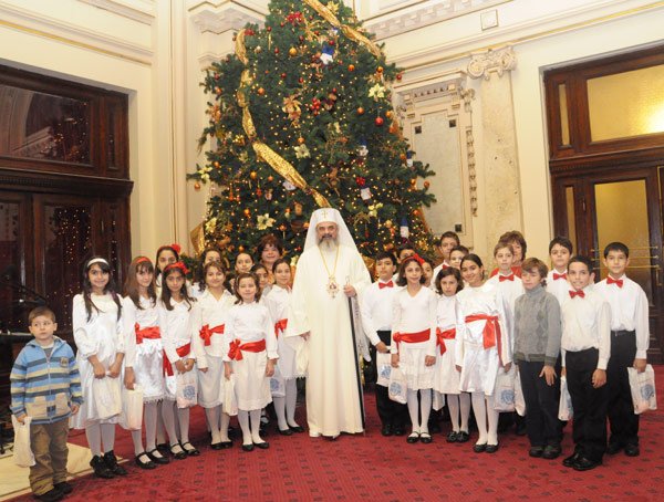 Glasuri de colindători la Palatul Patriarhiei 102553