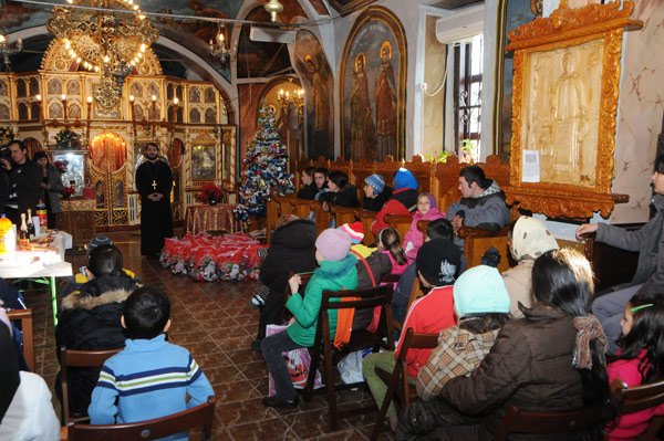 Moş Crăciun a venit la 70 de persoane nevoiaşe 102556