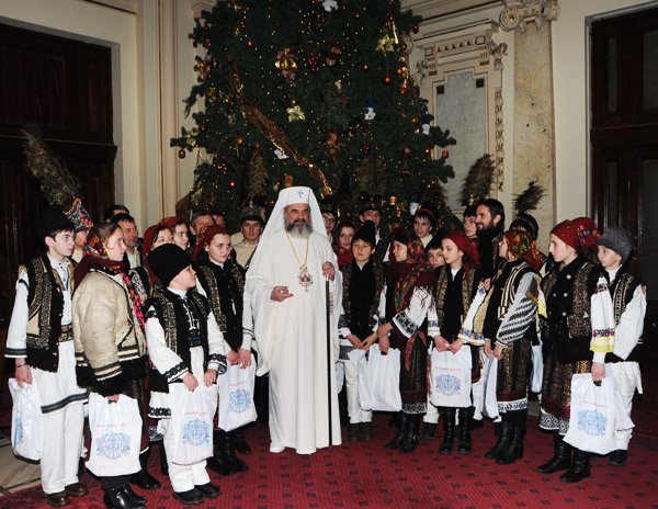 Grupuri de colindători la Patriarhul României 102583