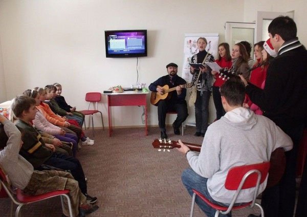 Copiii de la Centrul „Jurjac“, colindaţi de ATOR Dorohoi 102632