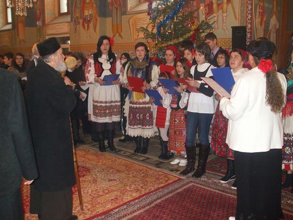 IPS Timotei, Arhiepiscop al Aradului, în mijlocul credincioşilor din Ineu 102672