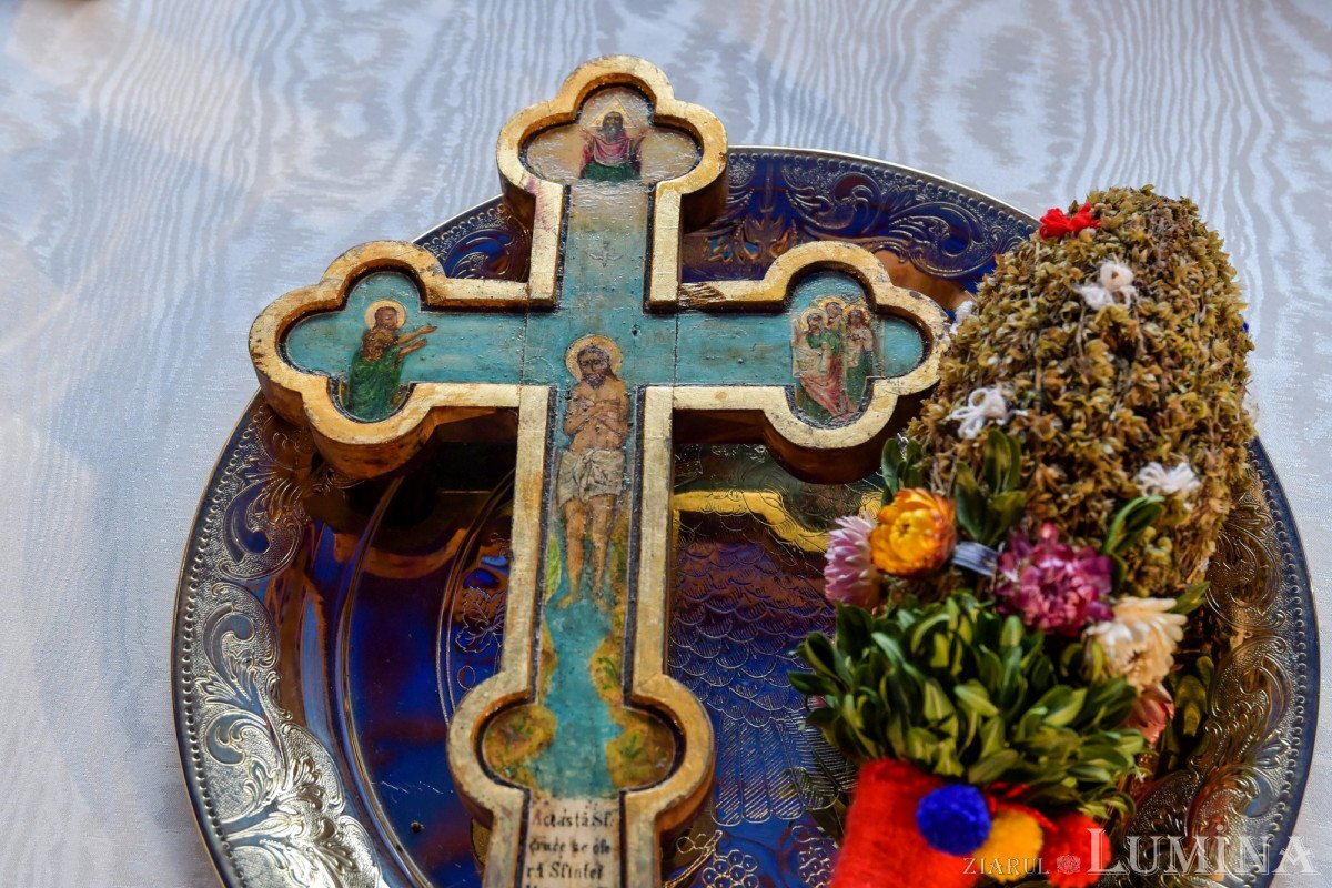 Sfaturi practice în Biserică: Când se consumă şi cum se păstrează agheasma mare? 199733