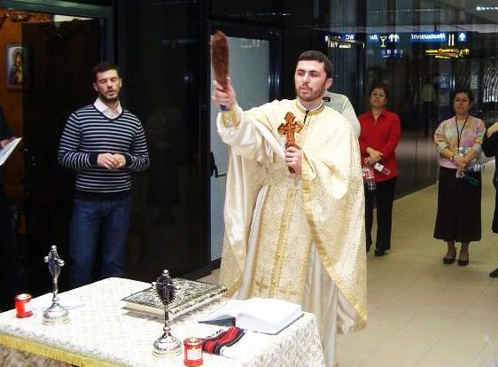 Prima Liturghie în capela de la „Henri Coandă“ 102766