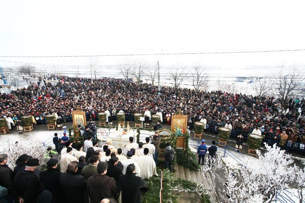 Căldura credinţei a învins gerul Bobotezei 102783