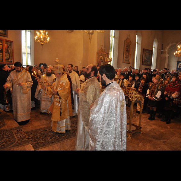 Mare sărbătoare la „biserica tinerilor“ din Pojorâta II 102831
