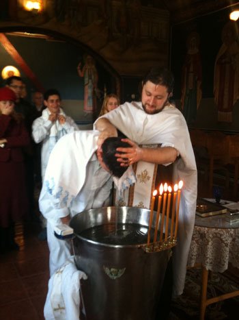 Patru tineri de peste 21 de ani au primit Sfântul Botez la Ezăreni 102908