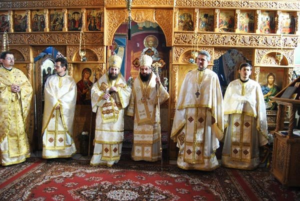 Liturghie arhierească la Parohia Apateu din Ungaria 103000