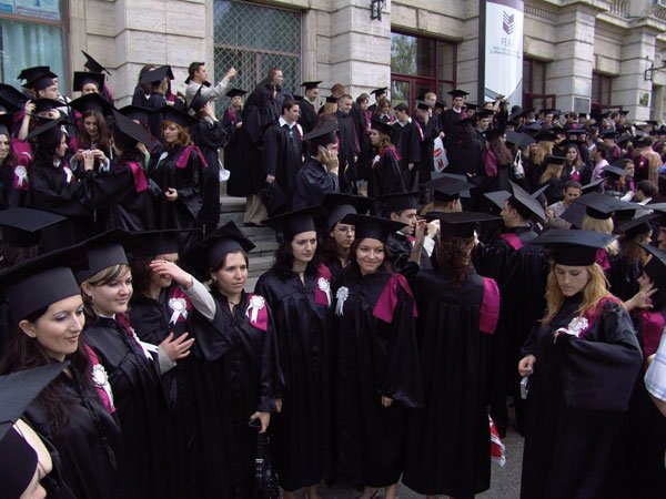 Absolvenţii de facultate îşi vor găsi mai uşor un loc de muncă 103037