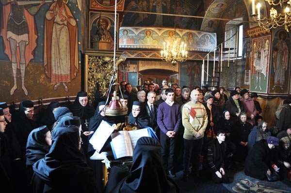 Sute de credincioşi s-au rugat în biserica din liniştea Grădinii Botanice 103060