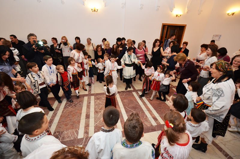 Serbare cu bunicuţe la Şcoala „Varlaam Mitropolitul“ 103167