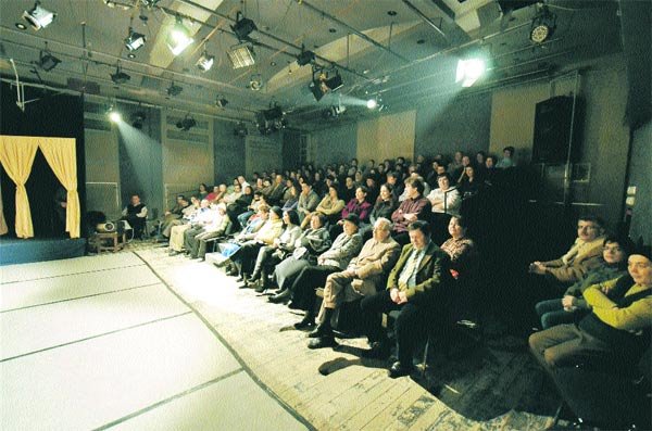 100 de enoriaşi din Poieni, la Teatrul Naţional din Iaşi 103213